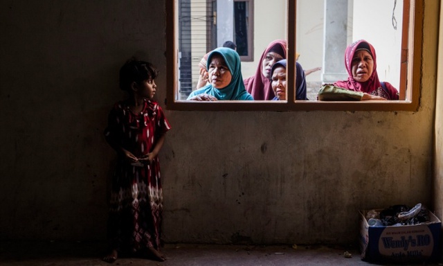 Bé gái nhập cư đứng trong nơi ở tạm ở Lhoksukon, tỉnh Aceh, Indonesia.