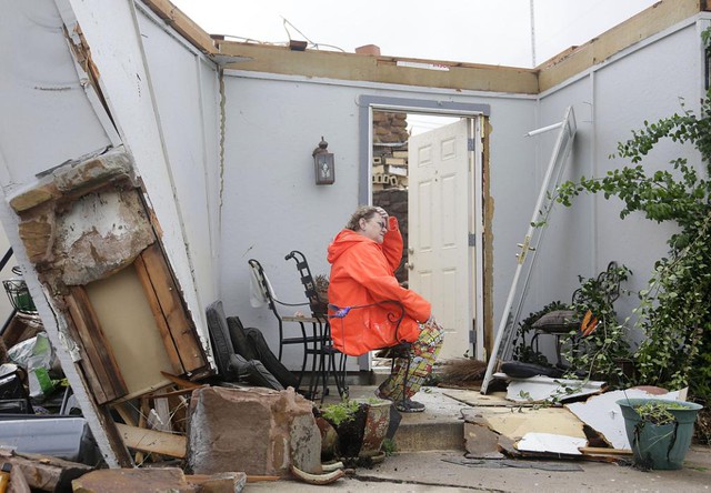 Người phụ nữ ngôi trong ngôi nhà bị phá hỏng hoàn toàn sau một trận lốc xoáy ở Broken Arrow, Oklahoma, Mỹ.
