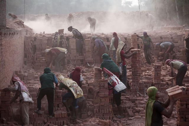 Những người lao động làm việc trong một nhà máy gạch ở Bhaktapur, Nepal. Nước này đang đối mặt với cuộc khủng hoảng thiếu gạch sau khi khoảng 40 triệu ngôi nhà bị phá hủy trong 2 trận động đất vừa qua.