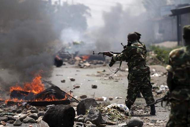 Binh sĩ chính phủ xả súng AK-47  để giải tán người biểu tình ở Bujumbura, Burundi.