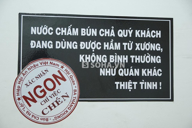 Khẩu hiệu quảng cáo cho nước chấm của Lệ Rơi được treo xen kẽ ở khắp căn phòng.