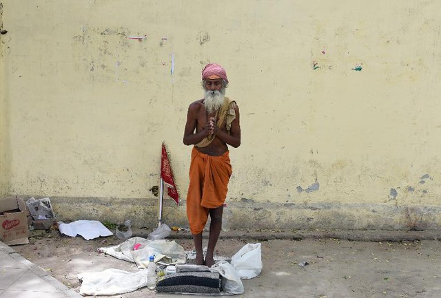 Một người theo đạo Hindu cầu nguyện bên lề đường ở New Delhi, Ấn Độ.