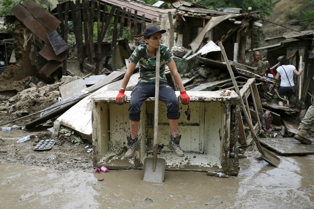 Một tình nguyện viên đang nghỉ ngơi tại khu vực bị ảnh hưởng bởi lũ lụt ở Tbilisi, Georgia.