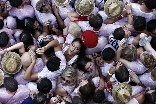 Người dân chen chúc đón mừng lễ hội Fiesta de San Fermín ở Pamplona, Tây Ban Nha.
