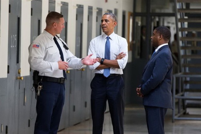 Tổng thống Mỹ Barack Obama thị sát nhà tù liên bang El Reno ở bang Oklahoma. Đây là lần đầu tiên một tổng thống Mỹ trong khi tại nhiệm thị sát một nhà tù liên bang.