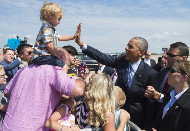 Tổng thống Mỹ Barack Obama đập tay với cậu bé 2 tuổi Elliot Riley tại sân bay Quốc tế Pittsburgh.