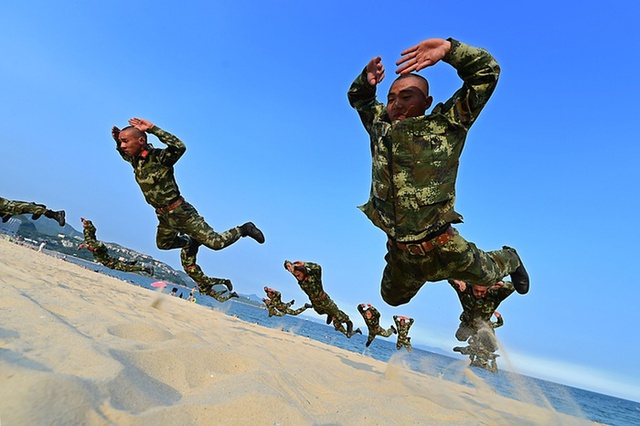 Lính biên giới Trung Quốc luyện tập trên bãi biển tại thành phố Thâm Quyến.