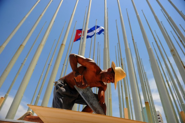 Các công nhân đang dựng khán đài trước Đại sứ quán Mỹ trên bờ biển Malecon, Havana, Cuba.