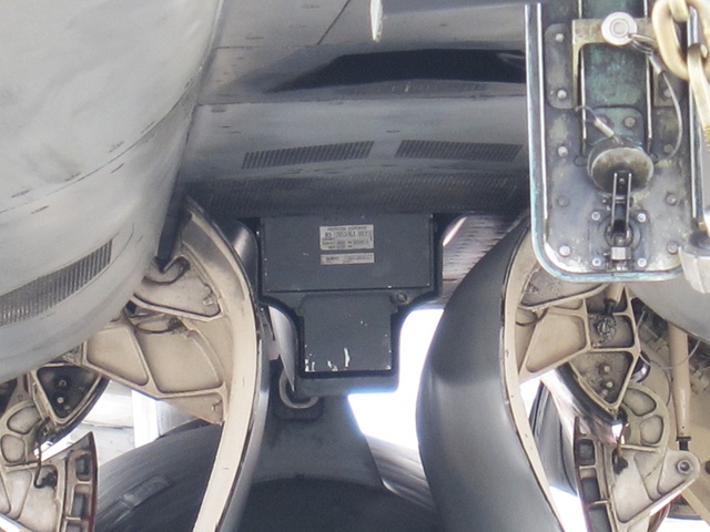 Hệ thống mồi bẫy kéo theo AN/ALE-50 lắp ở thân giữa, ngay phía sau giá treo trung tâm của F/A-18E
