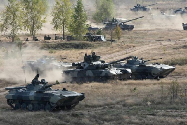 Xe tăng T-80 và xe chiến đấu bộ binh BMP-2 cũng tham gia cuộc tập trận này.