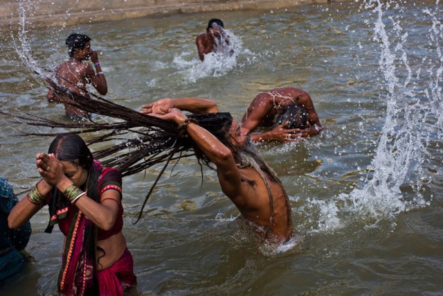 Các tín đồ Hindu tắm trên sông Godavari trong dịp lễ hội Kumbh Mela ở Nasik, Ấn Độ.