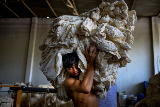 Công nhân lao động vất vả tại một nhà máy nhuộm ở Dhaka, Bangladesh.