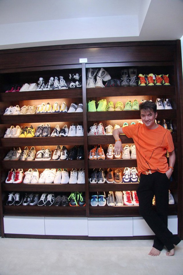 
Ngoài ra, Mr Đàm còn có sở thích sưu tập giày dép. Đàm Vĩnh Hưng sở hữu bộ sưu tập hơn 700 đôi giày hàng hiệu và con số này vẫn tăng lên từng ngày.

