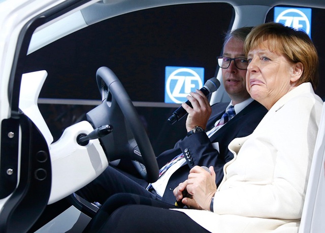 Khuôn mặt biểu cảm của Thủ tướng Đức Angela Merkel khi bà tới tham dự triển lãm ô tô ở thành phố Frankfurt.
