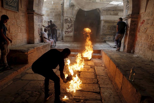 Người biểu tình Palestine đốt bom xăng để nắm vào cảnh sát Israel trong cuộc đụng độ tại thành phố Jerusalem.