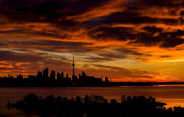 Khung cảnh binh minh tuyệt đẹp tại thành phố Toronto, Canada.