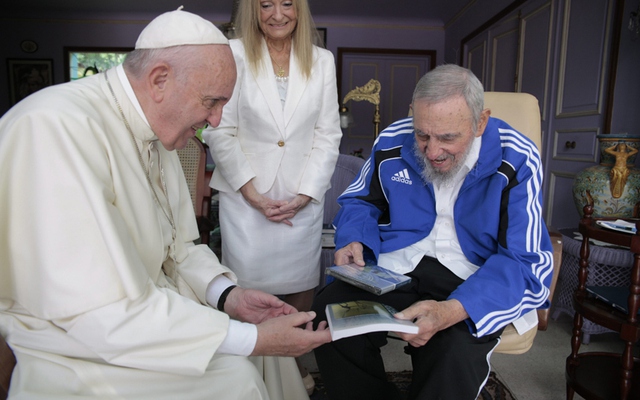 Giáo hoàng Francis và cựu Chủ tịch Cuba Fidel Castro trao quà cho nhau tại thành phố Havana.