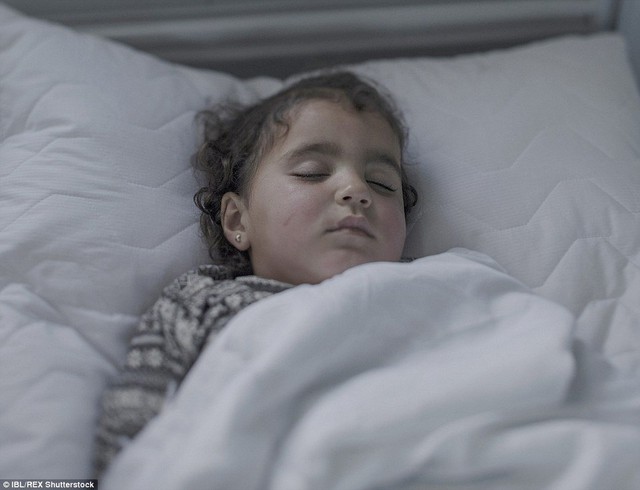 
Iman, 2 tuổi, đang nằm điều trị viêm phổi tại một bệnh viện ở Jordan.
