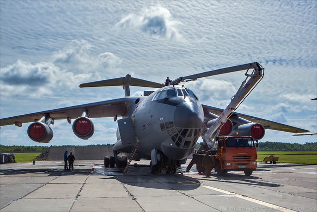 
IL-76 xuất xưởng lần đầu tiên vào năm 1973, cho đến nay đã có khoảng 950 chiếc được chế tạo. Hơn 200 chiếc hiện đang được Nga sử dụng (Không quân, các công ty hàng không,...) và số còn lại thuộc các khách hàng nước ngoài.
