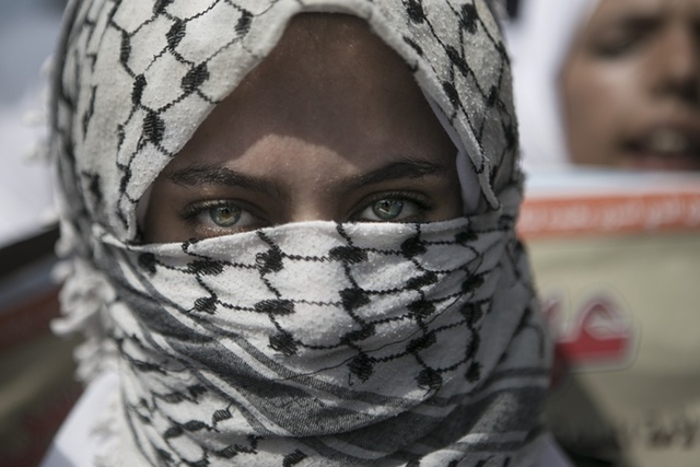 Một nữ sinh Palestine tham gia cuộc biểu tình chống lại lực lượng an ninh Israel ở thành phố Rafah, Dải Gaza.
