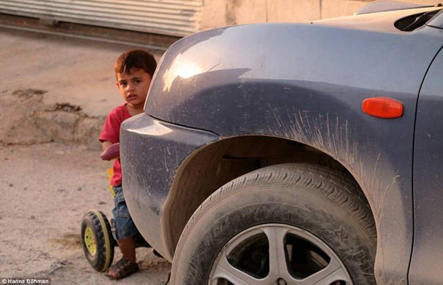 
Ánh mắt ngây thơ của của một cậu bé giữ vùng chiến sự ác liệt ở Syria.
