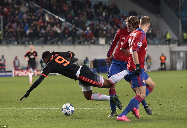 
Martial vẫn rất táo bạo trong các pha đi bóng dù dự sân chơi lớn Champions League.
