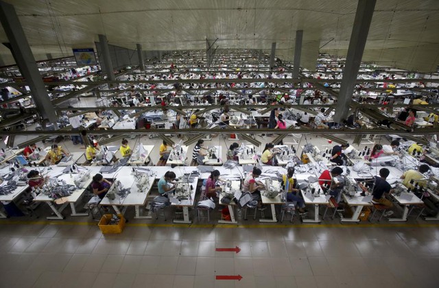 Công nhân làm việc trong một nhà máy may ở tỉnh Bắc Giang, Việt Nam.