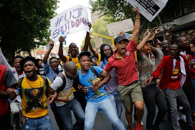 Hàng ngàn sinh viên biểu tình phản đối việc tăng học phí tại đại học Wits, Johannesburg, Nam Phi.
