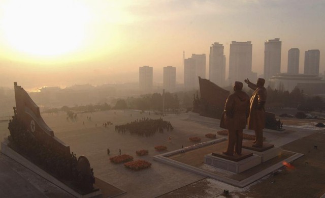 Sáng sớm tinh mơ, người dân Bình Nhưỡng đã tập trung ở quảng trường phía dưới bức tượng của người sáng lập Triều Tiên Kim Nhật Thành và cố lãnh đạo Kim Jong-il tại đồi Mansudae ở Bình Nhưỡng để đón mừng năm mới. Ảnh đăng tải ngày 1.1.2014.