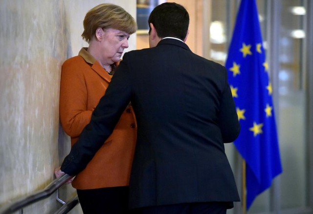 Thủ tướng Hi Lạp Alexis Tsipras nói chuyện với đồng cấp Đức bà Angela Merkel trước quốc họp ở Brussels , Bỉ, bàn về cuộc khủng hoảng di cư ở châu Âu.