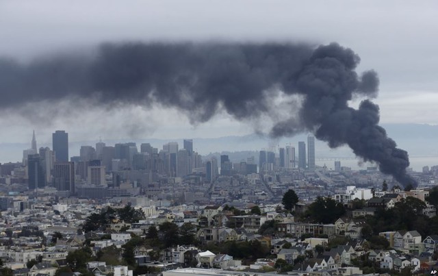 Khói đen bốc lên từ một đám cháy ở thành phố San Francisco, Mỹ.