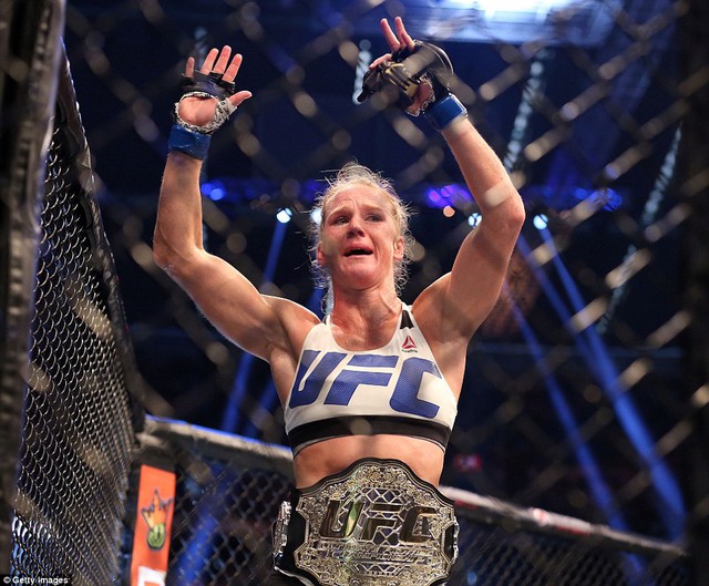 
Cô đã giành thành công chiếc đai vô địch UFC của Ronda Rousey, người mà trước đó từng được cho nên chuyển sang thi đấu với đàn ông.
