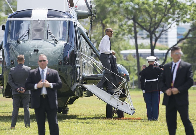 Các mật vụ Mỹ bảo vệ xung quanh chiếc chuyên cơ Marine One chở Tổng thống tới tham dự hội nghị thượng đỉnh APEC ở Manila, Philippines.