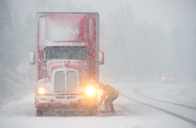Một chiếc xe tải bị mắc kẹt trên đường do tuyết rơi dày ở Woodford, bang California, Mỹ.