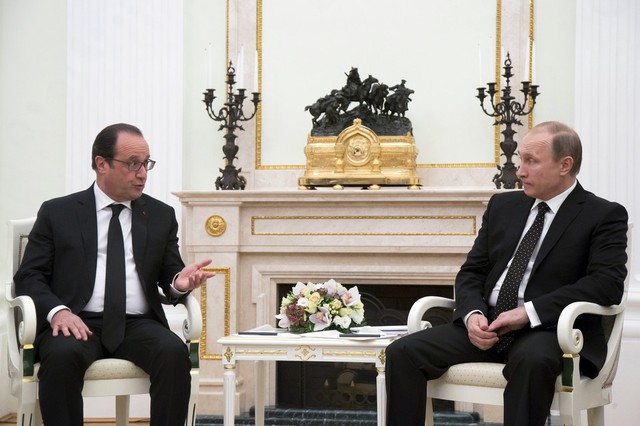 
Tổng thống Pháp François Hollande và Tổng thống Nga Vladimir Putin trong cuộc gặp tại điện Kremlin ở Moscow để thảo luận về cuộc xung đột ở Syria và cuộc chiến chống IS.

