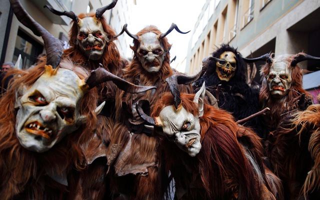 Những người đàn ông hóa trang thành quỷ Krampuss tuần hành tại chợ Giáng sinh ở Munich, Đức.