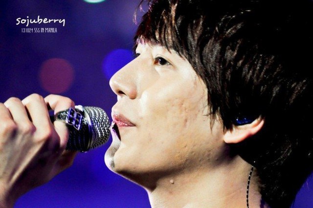 
Kyu Hyun nhóm Super Junior lộ gương mặt bị rỗ.
