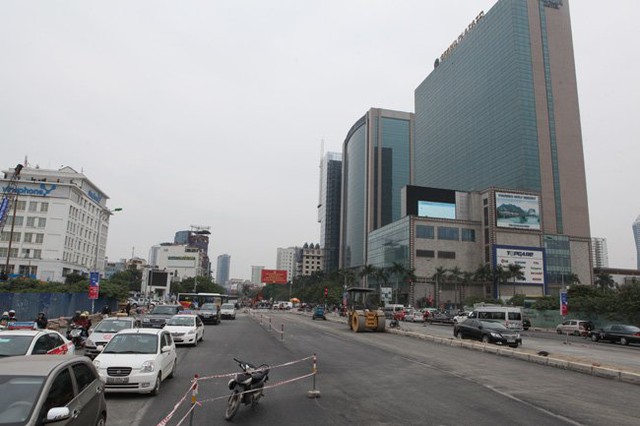 
Đoạn từ cổng siêu thị Big C đến ngã tư Trần Duy Hưng - Hoàng Minh Giám đang được hoàn thiện hệ thống dải phân cách giữa, đường dẫn đã được trải nhựa.
