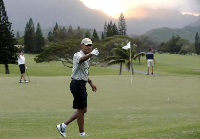 Tổng thống Mỹ Barack Obama chơi golf cùng những người bạn trong kỳ nghỉ tại đảo Kailua, Hawaii.