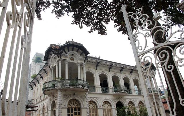 
Vẻ uy nghi cổ điển của biệt thự Pháp luôn là mẫu kiến trúc được nhiều người Việt Nam yêu thích
