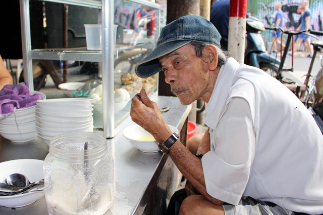 Quán thu hút khách từ người già...