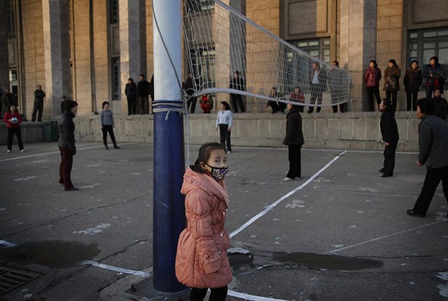 Bé gái đang xem chơi bóng chuyền ở Quảng trường Kim Il Sung. (nguồn: Sputniknews)