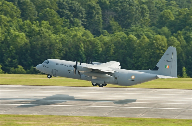 C-17 sẽ bổ sung cho lực lượng vận tải cơ hạng nặng gồm 6 chiếc C-130J mà IAF đã mua từ Washington trước đó.

Ngoài ra, New Delhi đang thương lượng để mua thêm 6 chiếc C-130J và triển khai loại máy bay này tại bang Tây Bengal thuộc miền đông Ấn Độ để phục vụ các đơn vị đóng gần khu vực giáp với Trung Quốc.

Trong ảnh: Máy bay C-130J.