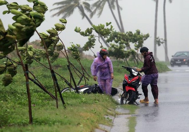 Gió lớn quật ngã xe máy của người đi đường. Ảnh: Nguyễn Đông
