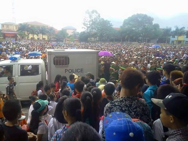 
Ngay từ sáng sớm đã có rất đông người dân kéo đến SVĐ Bắc Sơn để theo dõi phiên tòa
