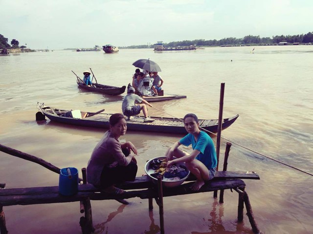 
Trong những cảnh quay lam lũ, vất vả làn da trắng như trứng gà bóc của Ngọc Trinh có vẻ không phù hợp.
