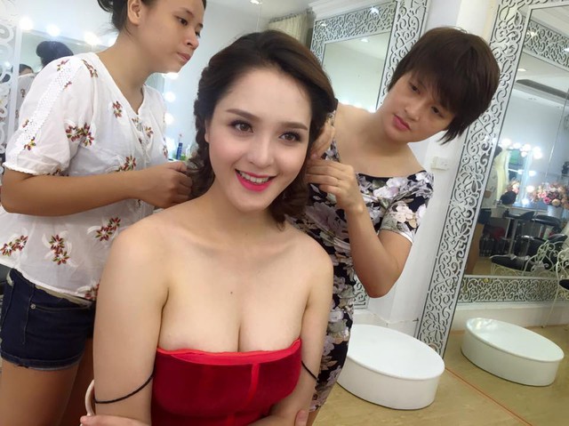 
Có mặt tại studio make up từ rất sớm, Hoàng Anh lựa chọn bộ đầm đỏ với thiết kế rất gợi cảm, khoe vòng 1 đầy đặn và bờ vai trắng ngần.
