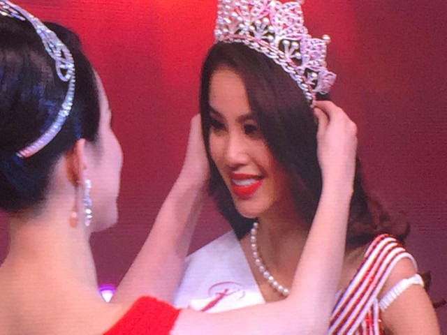 
Chính vì thế khi MC xướng tên Phạm Thị Hương là Hoa hậu Hoàn vũ Việt Nam 2015 đã nhận được sự cổ vũ nhiệt tình từ khán giả.
