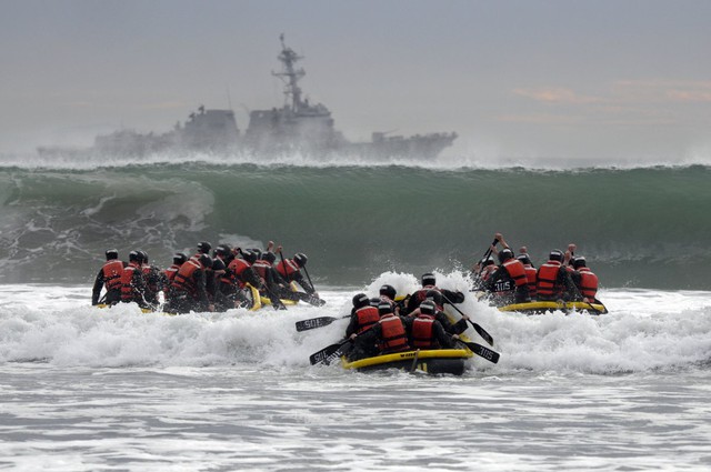 Ứng viên dự tuyển vào lực lượng SEAL tham gia bài kiểm tra chèo thuyền vượt sóng (Surf Passage), một trong những bài kiểm tra giai đoạn đầu cho các ứng viên tham gia huấn luyện.