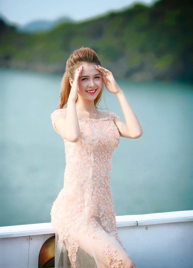 
Hình ảnh xinh đẹp của Huyền Giang khi tham dự cuộc thi Hoa khôi Sinh viên Hà Nội 2015.
